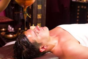 Shirodhara- Massage trán 